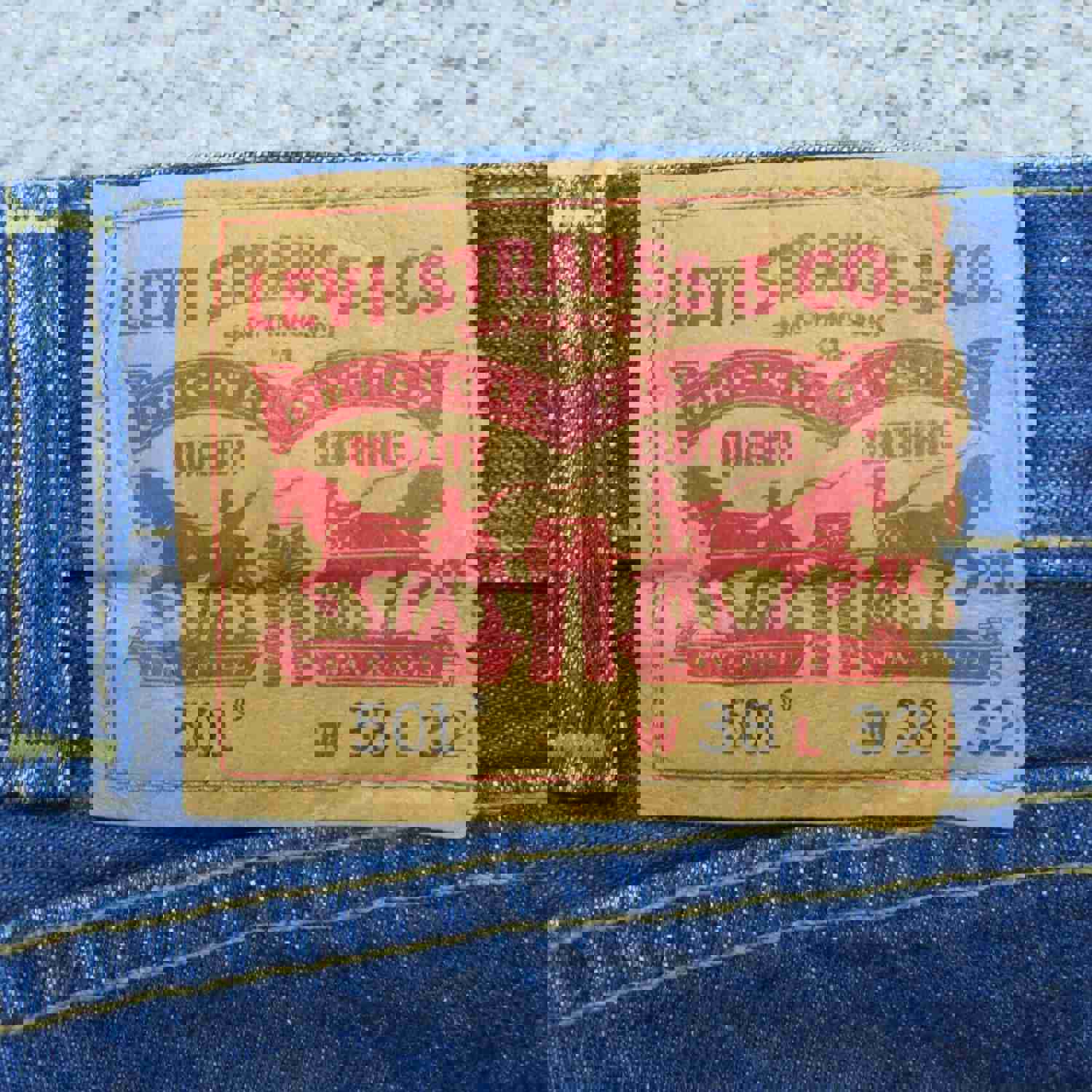 Levis Men's Blue Straight Leg Jeans W38XL32 - Lightweight & Comfortable